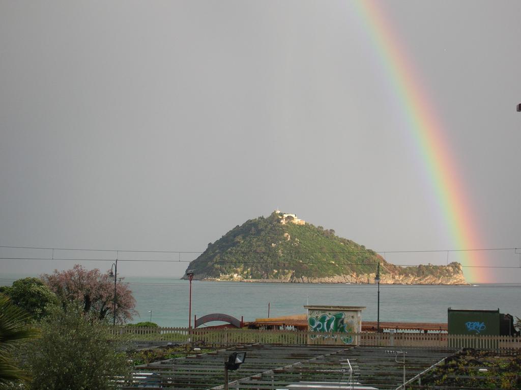 Camping Delfino Hotel Albenga Bagian luar foto