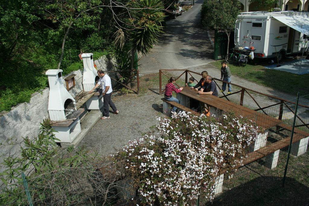 Camping Delfino Hotel Albenga Bagian luar foto